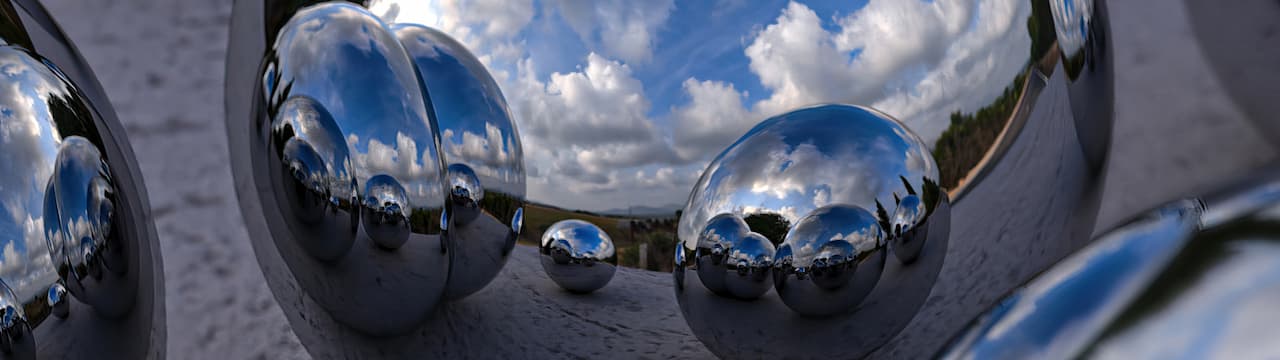 طرح گرافیکی خلاقانه رندر سه بعدی گوی نقره‌ای روی آسفالت | نرم افزار ادوبی دیمنشن