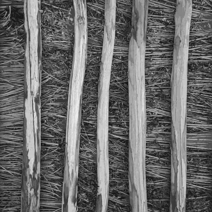 والپیپر مینیمال سیاه سفید و دارک از خانه سنتی چوبی با تم نقاشی و کیفیت 4k