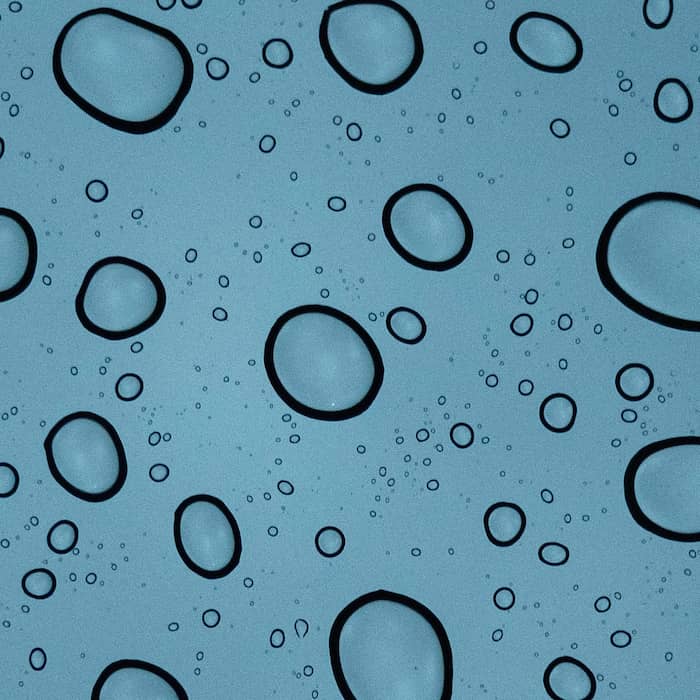 والپیپر مینیمال قطره های باران روی شیشه با کیفیت 4k