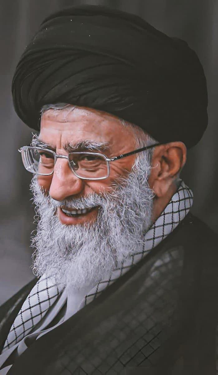 والپیپر عکس پرتره خندان از سید علی خامنهای (ره) با کیفیت Full HD