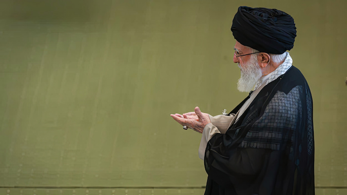 تصویر پسزمینه رهبر شهید انقلاب در حال اقامه نماز برای کامپیوتر با کیفیت 4k