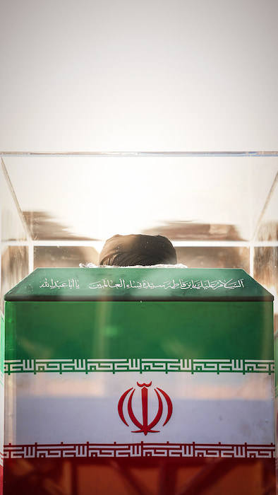 والپیپر زیبای تابوت منقش به پرچم ایران از امام شهید (ره) با کیفیت 4k برای موبایل