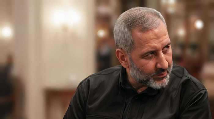 والپیپر سردار موسوی فرمانده هوافضا سپاه با لباس مشکی با کیفیت 4k برای کامپیوتر