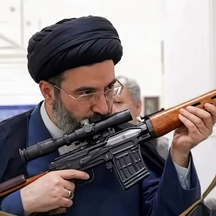 عکس پروفایل امام مجتبی خامنه‌ای با تفنگ