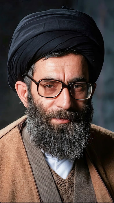 عکس پس‌زمینه قدیمی رنگی از جوانی رهبر شهید انقلاب با کیفیت 4k