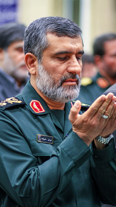 والپیپر شهید امیرعلی حاجی زاده در قنوت نماز با کیفیت 4k برای موبایل