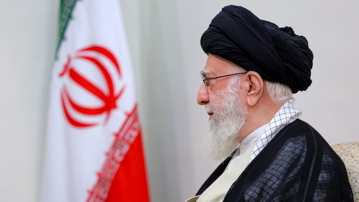 والپیپر شهید انقلاب با پرچم ایران برای کامپیوتر با کیفیت 4k