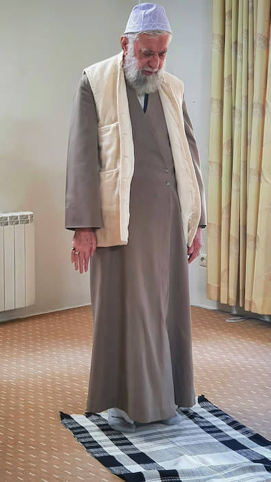 تصویر شهید خامنه‌ای در حال اقامه نماز