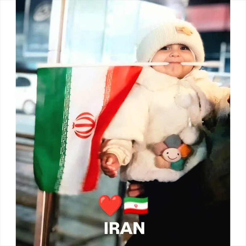 عکس معروف کودک ایرانی با پرچم