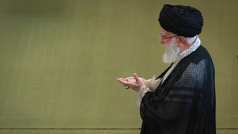 والپیپر شهید خامنه‌ای در حال اقامه نماز برای کامپیوتر