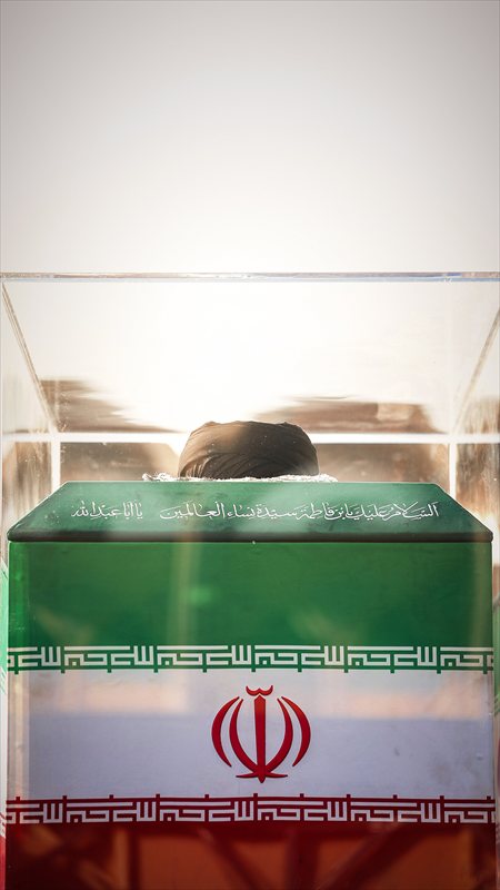 والپیپر تابوت شهید خامنه‌ای و پرچم ایران برای موبایل