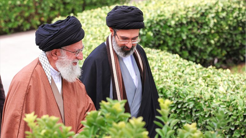 پس‌زمینه مجتبی خامنه‌ای در کنار پدرش برای کامپیوتر