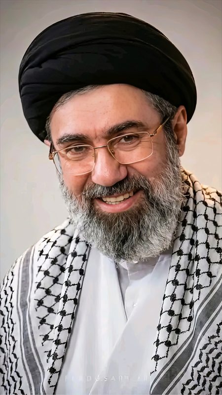 والپیپر سید مجتبی خامنه‌ای با چفیه برای موبایل