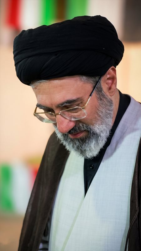 عکس جدید سید مجتبی خامنه‌ای برای موبایل