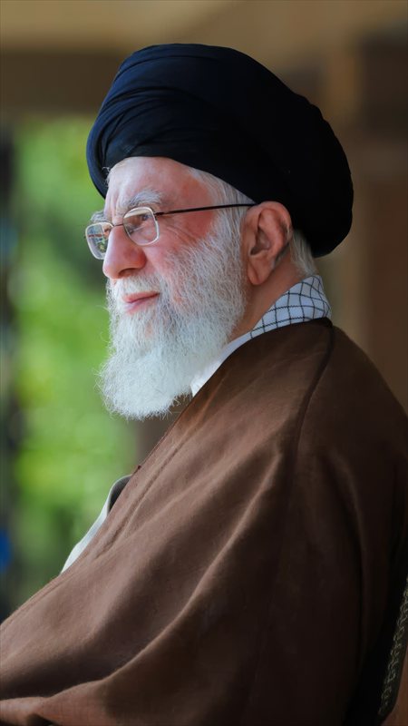 والپیپر تصویر با اقتدار رهبر شهید برای موبایل